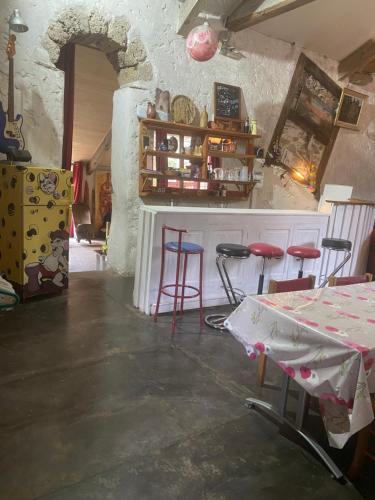 Pubi/sohvabaar, Auberge de Lascours, gîte d'étape pleine nature. (Auberge de Lascours, gite d'etape pleine nature.) in Ceilhes-et-Rocozels