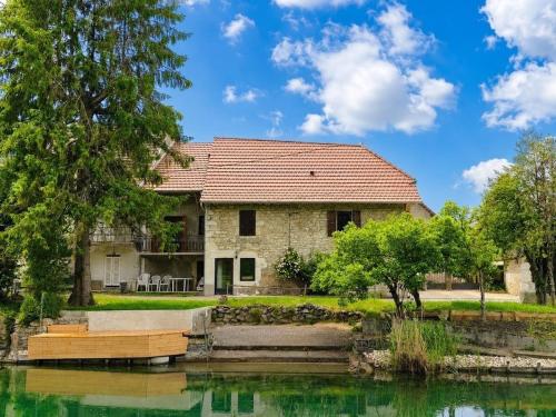 Viesnīcas āriene, Les Granges du Canal, maison familiale les pieds dans l'eau in Chanaz