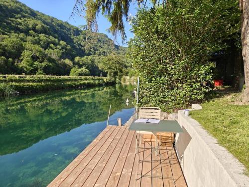 Iekārtas, Les Granges du Canal, maison familiale les pieds dans l'eau in Chanaz