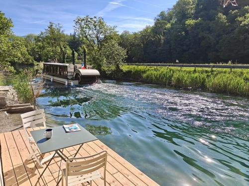 Iekārtas, Les Granges du Canal, maison familiale les pieds dans l'eau in Chanaz