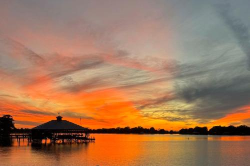 Tons of Fun at 'Camp Flamingo' on Lake Bruin!