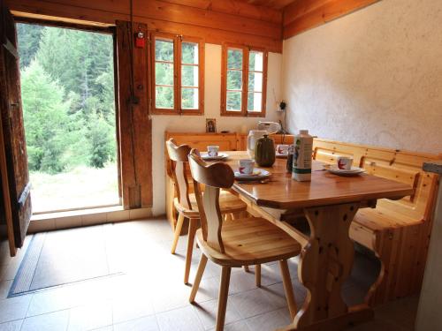 Beautiful Chalet in Binn with Parking