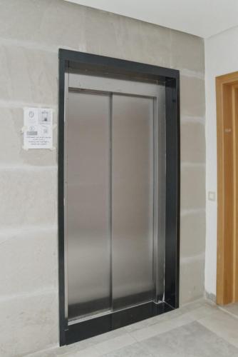 Bel appartement neuf,calme & sécurisé – khách sạn tại Essalam