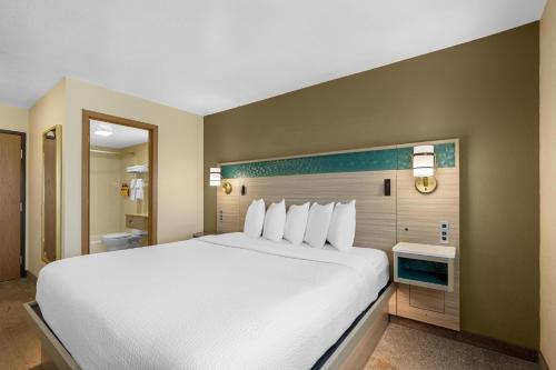 Best Western Plus Altoona Inn - image 30