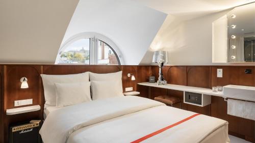 room detail thumbnail 2
