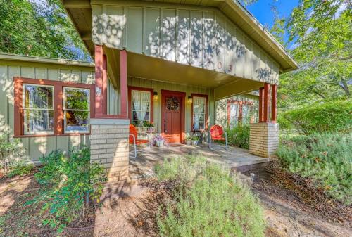 Historic Farmhouse with Lush Covered Patio - Near Wineries & Main St, Фредериксберг