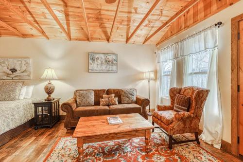 Adorable Studio Cabin with Covered Porch, Near Main Street, 2 Dogs OK