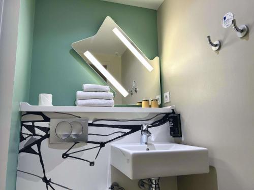 ibis budget Beaune Room Type - Standard Room with Two Single Bed