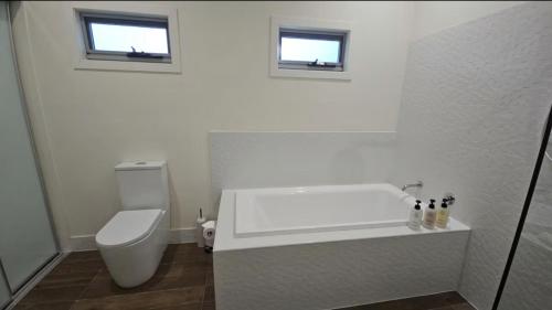 Beachside home 3 bed 2 bath Burleigh - image 3