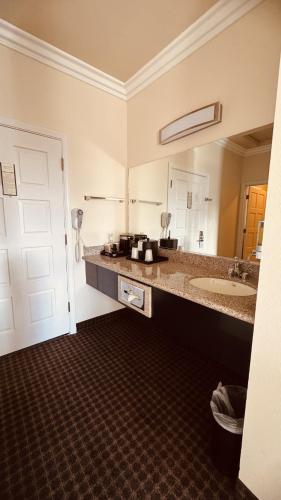 The Miramar Inn & Suites - image 4