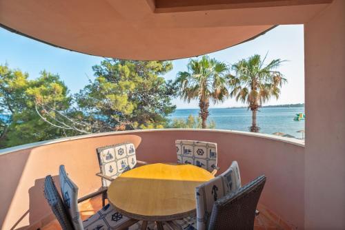 2 bedrooms, 4 beds