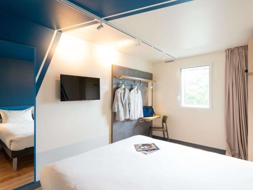 1 double bed, 1 twin bed