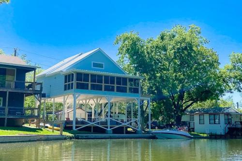 . Lakefront Dog-Friendly Home with Kayaks, SUP's, Huge Screened Porch