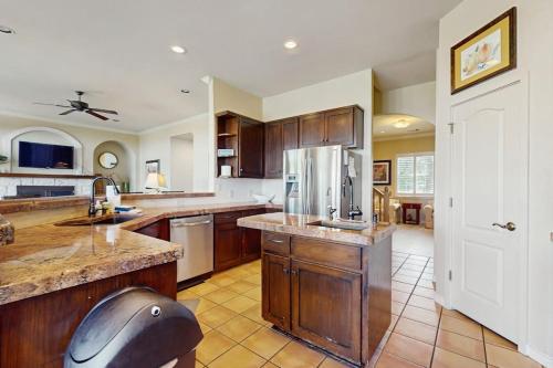 köök, Sacred Vista | Opulent Hill Country Gem | Amazing Patio & Great View in Horseshoe Bay (TX)