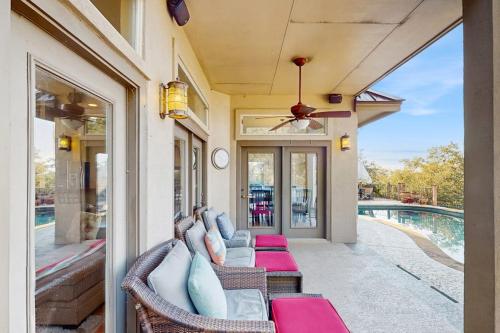 Bassein, Sacred Vista | Opulent Hill Country Gem | Amazing Patio & Great View in Horseshoe Bay (TX)