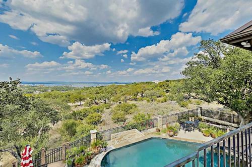 Ümbrus, Sacred Vista | Opulent Hill Country Gem | Amazing Patio & Great View in Horseshoe Bay (TX)
