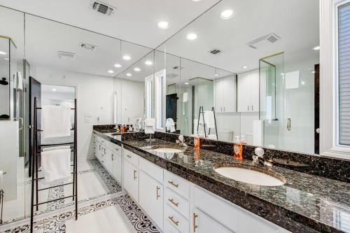 Spacious & Elegant Haven with Huge Yard, Updated Interior, AC, & Fast WiFi, Horseshoe Bay (foto 4)