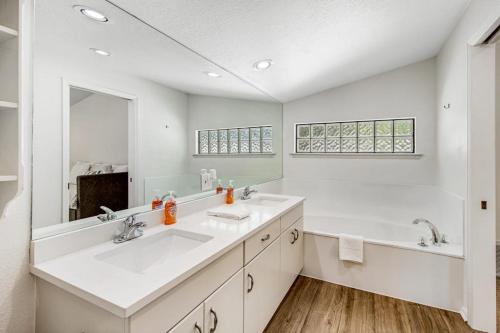 Spacious & Elegant Haven with Huge Yard, Updated Interior, AC, & Fast WiFi, Horseshoe Bay (foto 9)