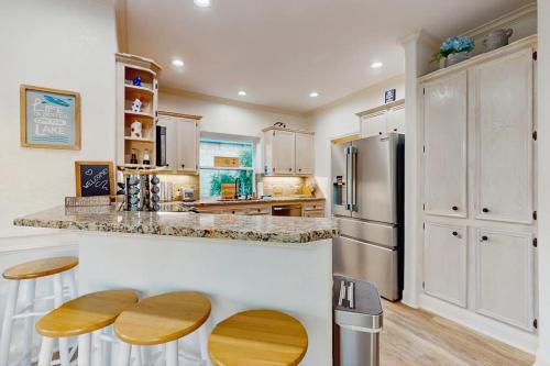 virtuvė, Modern Home Near Lake LBJ with Enclosed Yard, Patio, Grill & Central AC in Horseshoe Bay (TX)