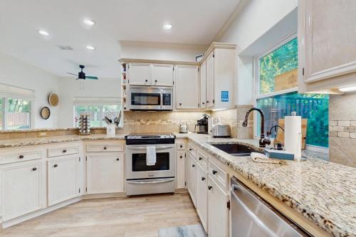 virtuvė, Modern Home Near Lake LBJ with Enclosed Yard, Patio, Grill & Central AC in Horseshoe Bay (TX)