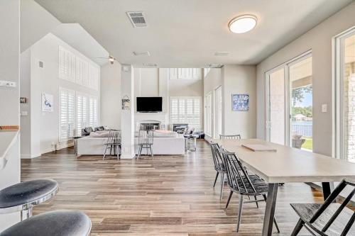 設施, Luxury LBJ Lake House in Horseshoe Bay with Open Water, Boat Dock, Swimming in 馬蹄灣(TX)
