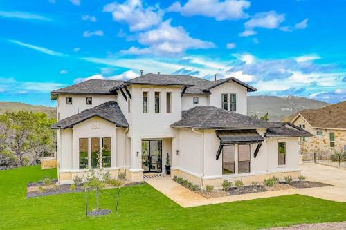 Фасада на хотела, Exquisite Dog-Friendly Home with Balcony, Enclosed Yard, Central AC, & W/D in Jonestown