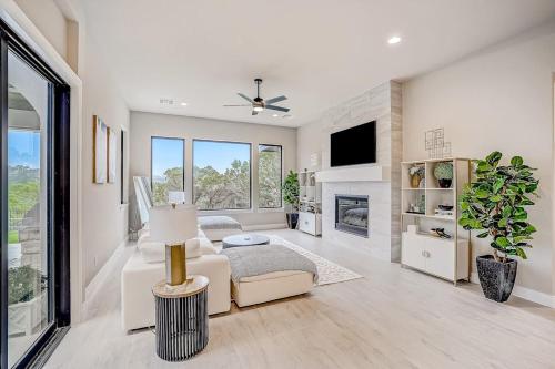 Exquisite Dog-Friendly Home with Balcony, Enclosed Yard, Central AC, & W/D in Jonestown