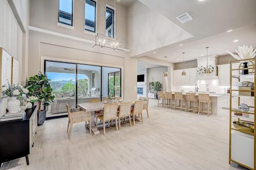 Удобства, Exquisite Dog-Friendly Home with Balcony, Enclosed Yard, Central AC, & W/D in Jonestown