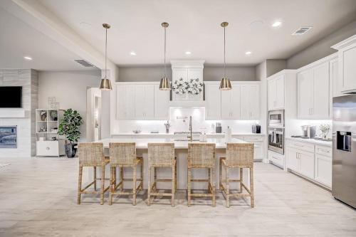 кухня, Exquisite Dog-Friendly Home with Balcony, Enclosed Yard, Central AC, & W/D in Jonestown