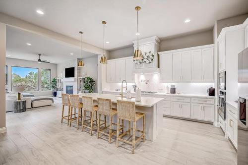 кухня, Exquisite Dog-Friendly Home with Balcony, Enclosed Yard, Central AC, & W/D in Jonestown