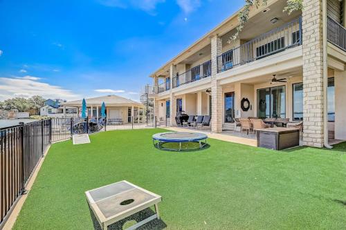 泳池, Luxury LBJ Lake House in Horseshoe Bay with Open Water, Boat Dock, Swimming in 馬蹄灣(TX)