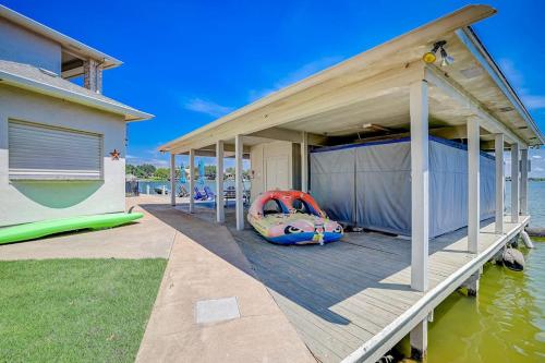 泳池, Luxury LBJ Lake House in Horseshoe Bay with Open Water, Boat Dock, Swimming in 馬蹄灣(TX)