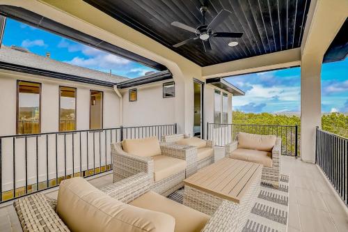 Балкон/тераса, Exquisite Dog-Friendly Home with Balcony, Enclosed Yard, Central AC, & W/D in Jonestown