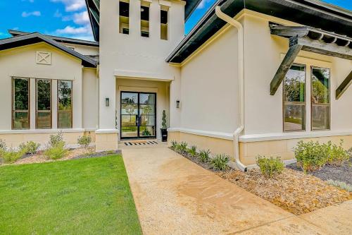Фасада на хотела, Exquisite Dog-Friendly Home with Balcony, Enclosed Yard, Central AC, & W/D in Jonestown