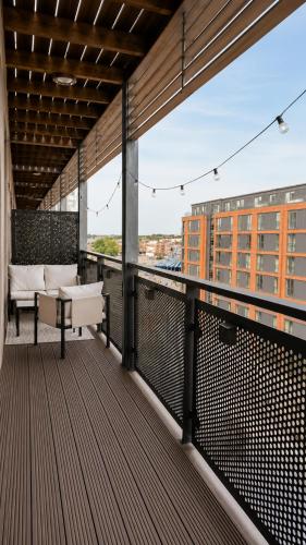 Modern City Centre Flat | Balcony & Free Parking
