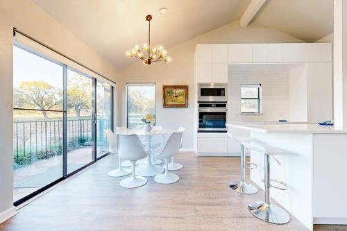 Patogumai, Dog-Friendly Waterfront Retreat with a Washer/Dryer, Furnished Patio, & AC in Horseshoe Bay (TX)
