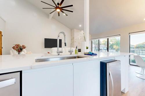 virtuvė, Dog-Friendly Waterfront Retreat with a Washer/Dryer, Furnished Patio, & AC in Horseshoe Bay (TX)