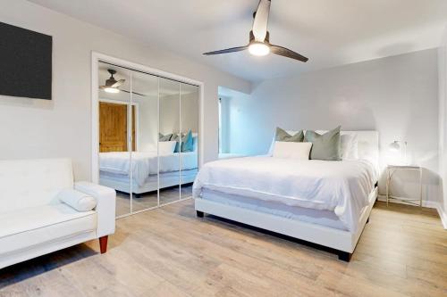 Dog-Friendly Waterfront Retreat with a Washer/Dryer, Furnished Patio, & AC in Horseshoe Bay (TX)