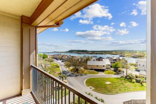 Balkonas / terasa, Water-View Condo with Balcony, Smart TVs, Washer/Dryer and Pool in Horseshoe Bay (TX)