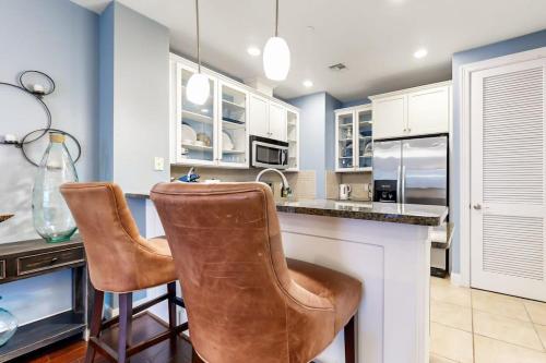 virtuvė, Water-View Condo with Balcony, Smart TVs, Washer/Dryer and Pool in Horseshoe Bay (TX)