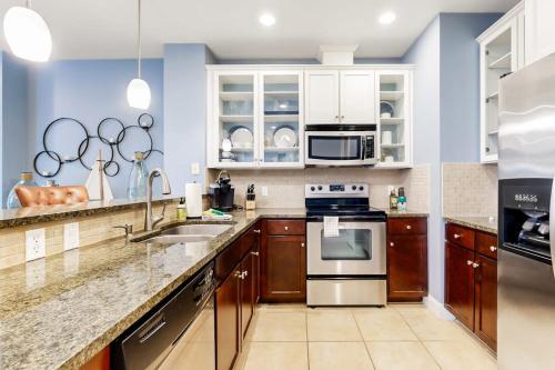 virtuvė, Water-View Condo with Balcony, Smart TVs, Washer/Dryer and Pool in Horseshoe Bay (TX)