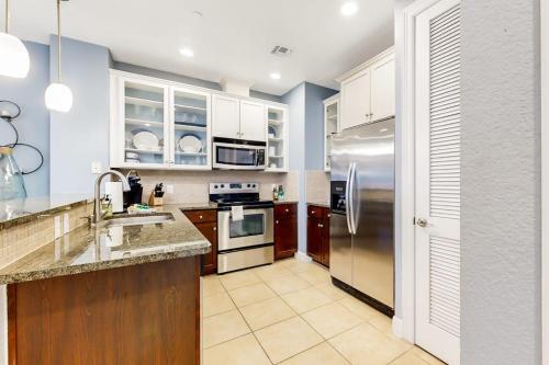 virtuvė, Water-View Condo with Balcony, Smart TVs, Washer/Dryer and Pool in Horseshoe Bay (TX)
