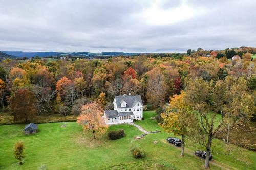 Five Acres Farm - Charm and Seclusion with 5 BR in Kenoza Lake (NY)