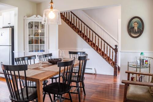 Five Acres Farm - Charm and Seclusion with 5 BR in Kenoza Lake (NY)