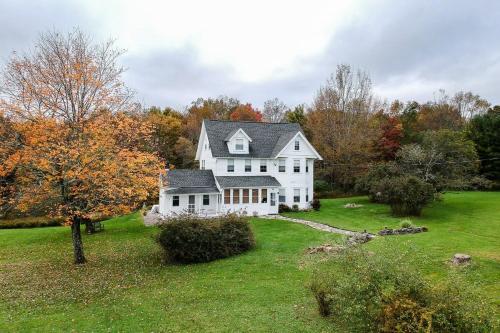 Five Acres Farm - Charm and Seclusion with 5 BR in Kenoza Lake (NY)