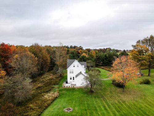 Five Acres Farm - Charm and Seclusion with 5 BR in Kenoza Lake (NY)