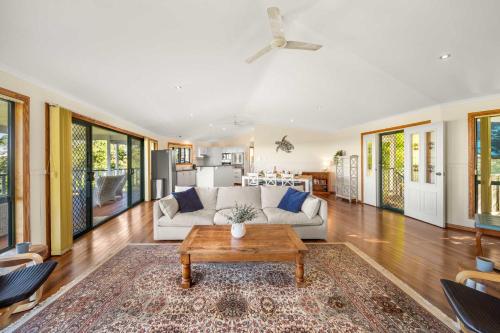Maroochy River Treetop Haven - Scenic & Dog-Friendly in Maroochy River
