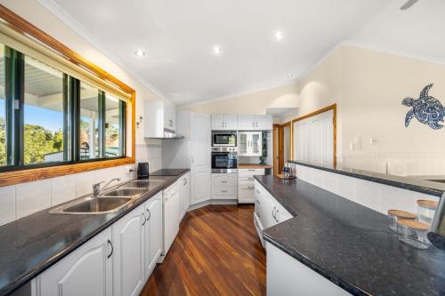 Konyha, Maroochy River Treetop Haven - Scenic & Dog-Friendly in Maroochy River