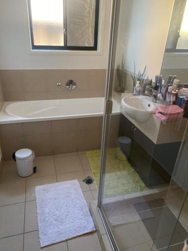Casa Bella 1 Bedroom with one queen bed Available shared Quiet Home stay ,2 Cats in Ipswich