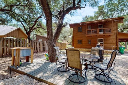 Seadmed, Log Home Retreat with Outdoor Entertainment Area, Lake Nearby, Deer in Horseshoe Bay (TX)